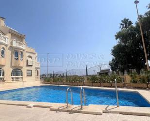 Piscina de Pis de lloguer en Torrevieja amb Aire condicionat i Terrassa