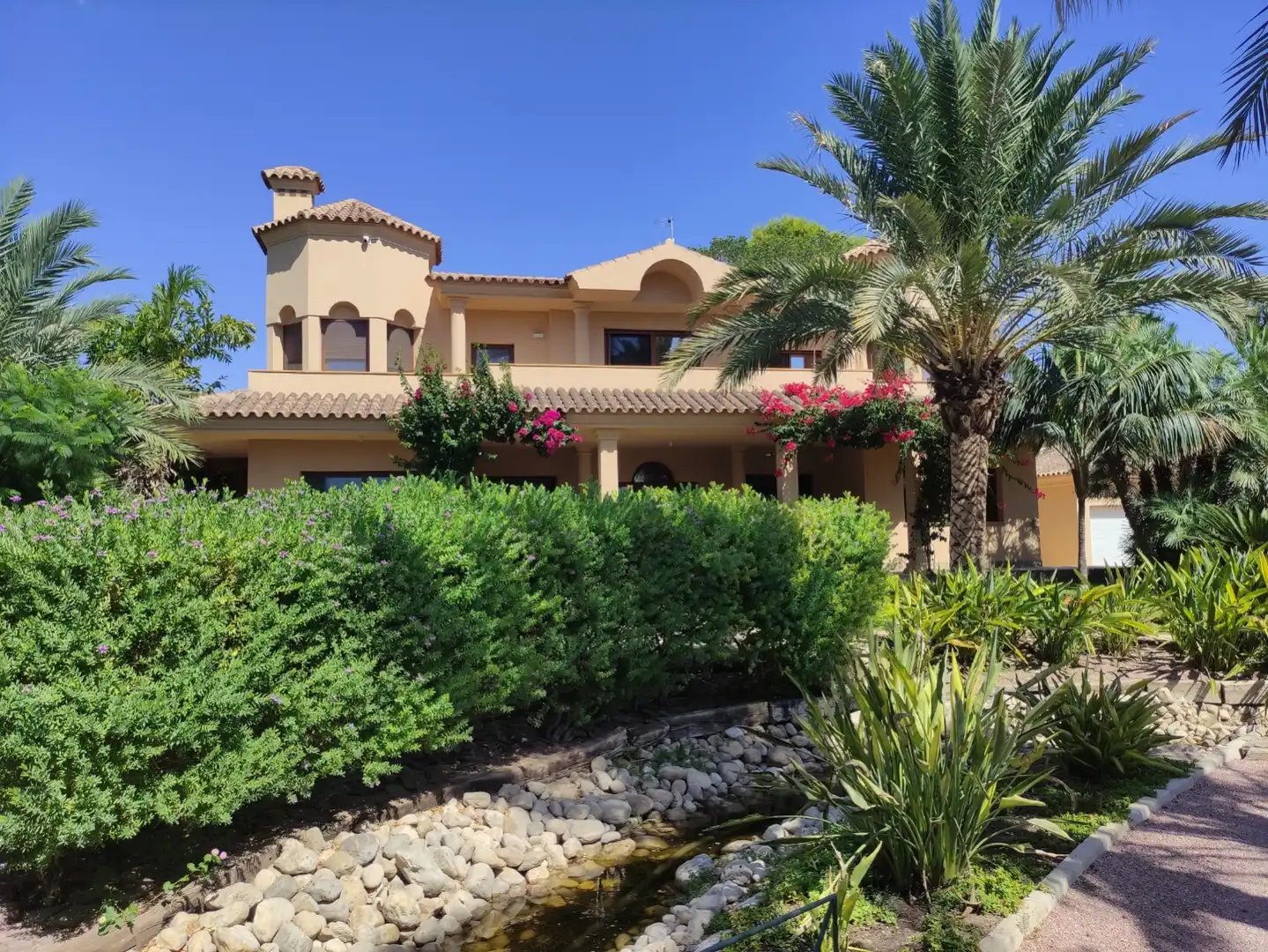 Vista exterior de Casa o xalet en venda en Elche / Elx amb Aire condicionat, Calefacció i Jardí privat