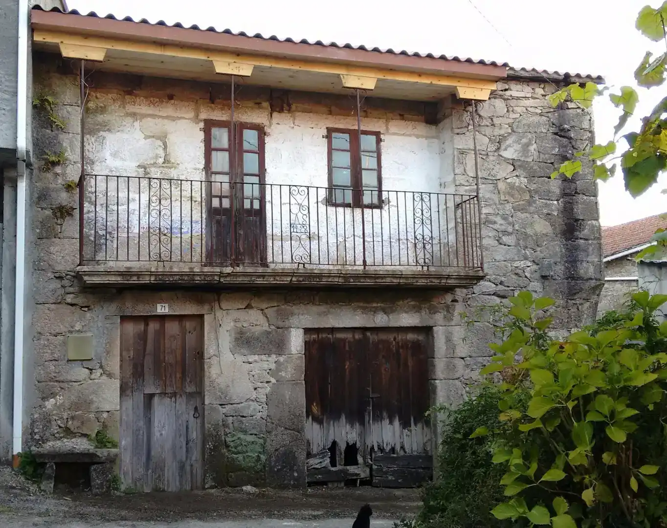Vista exterior de Casa adosada en venda en Cerdedo amb Balcó