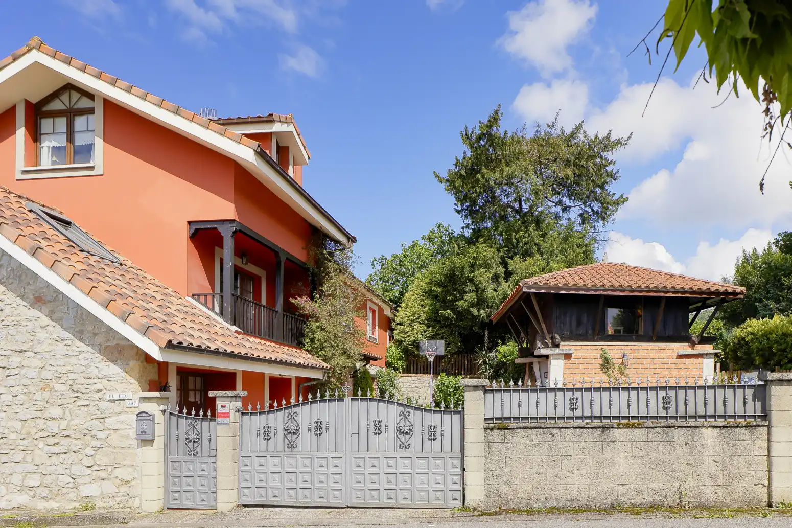 Vista exterior de Casa o xalet en venda en Gijón  amb Calefacció, Jardí privat i Parquet