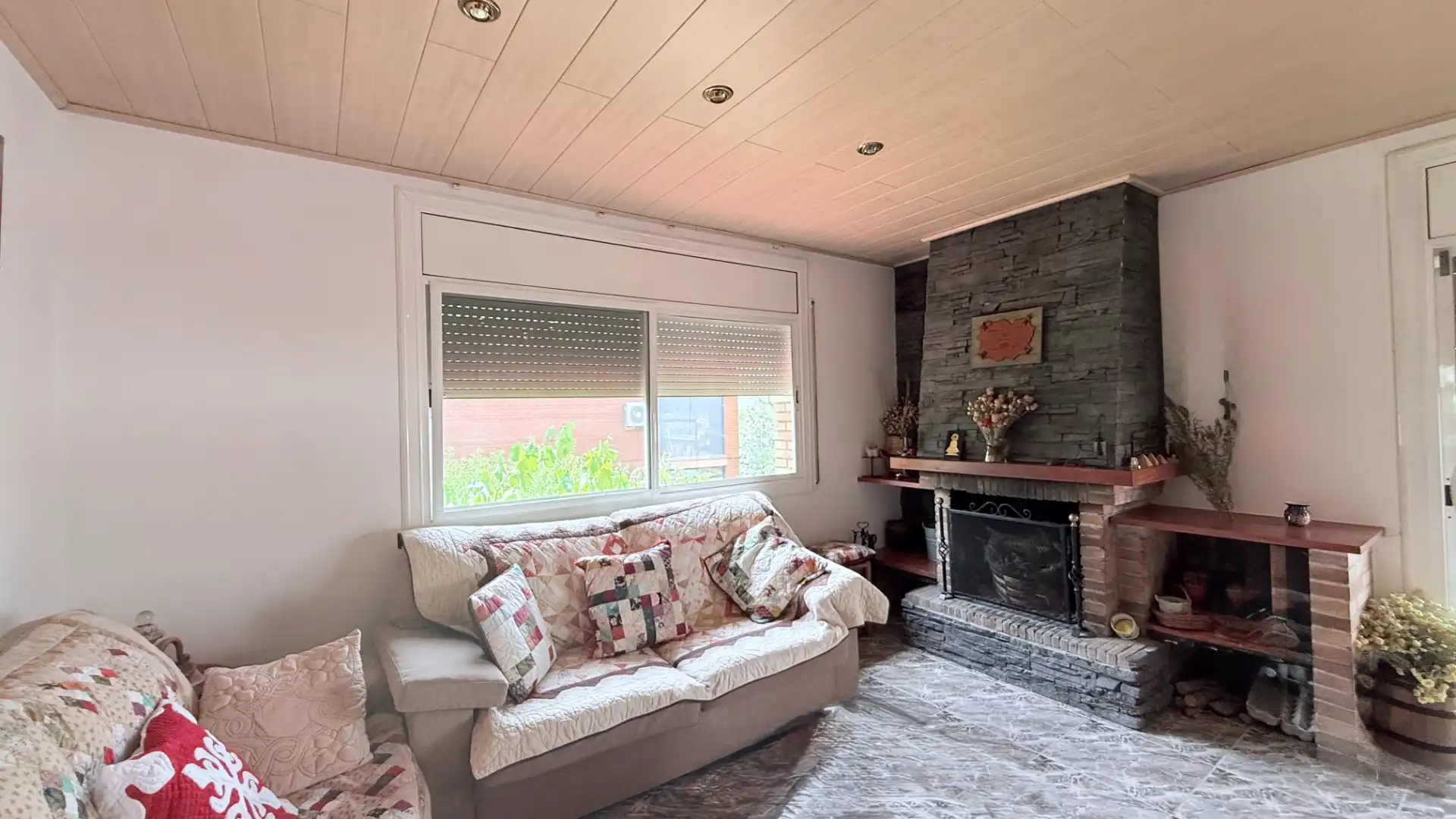 Sala de estar de Casa o chalet en venta en La Torre de Claramunt con Calefacción, Jardín privado y Terraza