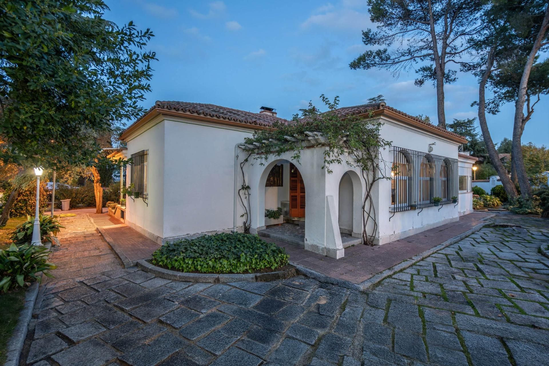 Exterior view of House or chalet for sale in  Madrid Capital  with Air Conditioner, Heating and Private garden
