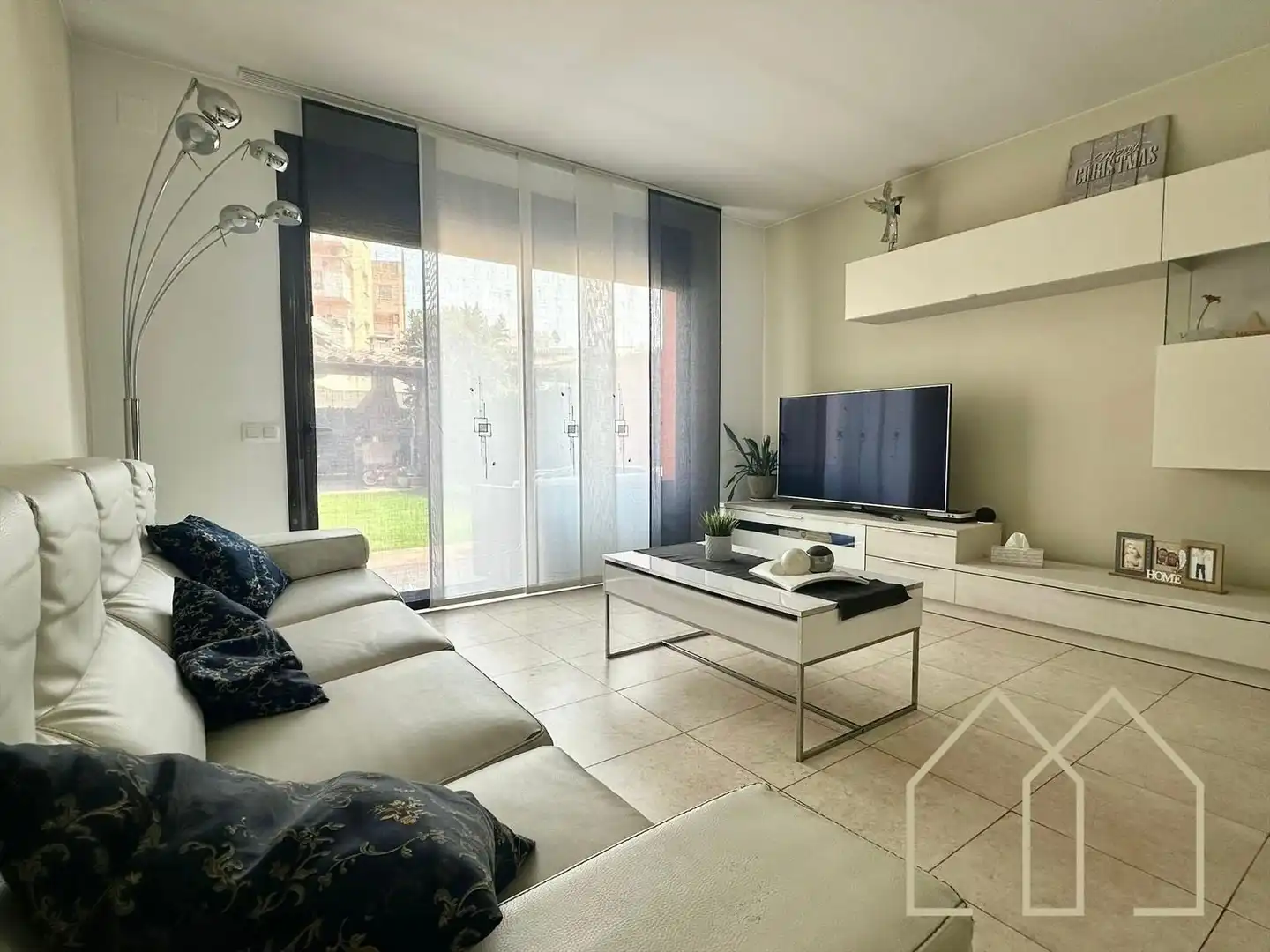 Wohnzimmer von Einfamilien-Reihenhaus zum Verkauf in Caldes de Malavella mit Klimaanlage, Heizung und Privatgarten