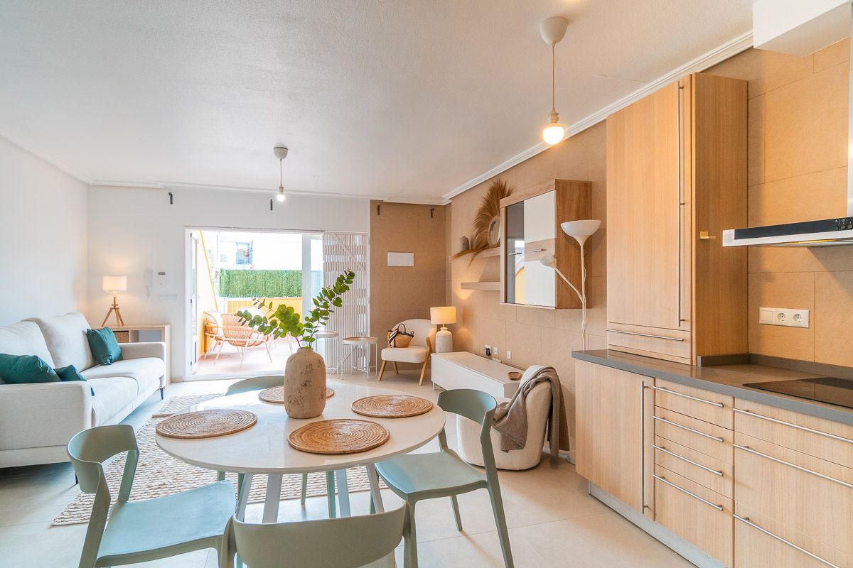 Menjador de Apartament de lloguer en Torrevieja amb Aire condicionat, Calefacció i Jardí privat