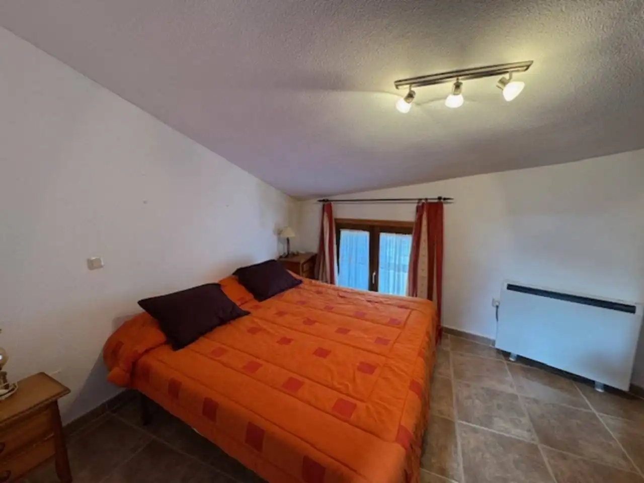 Dormitori de Casa o xalet en venda en El Cardoso de la Sierra amb Calefacció i Moblat