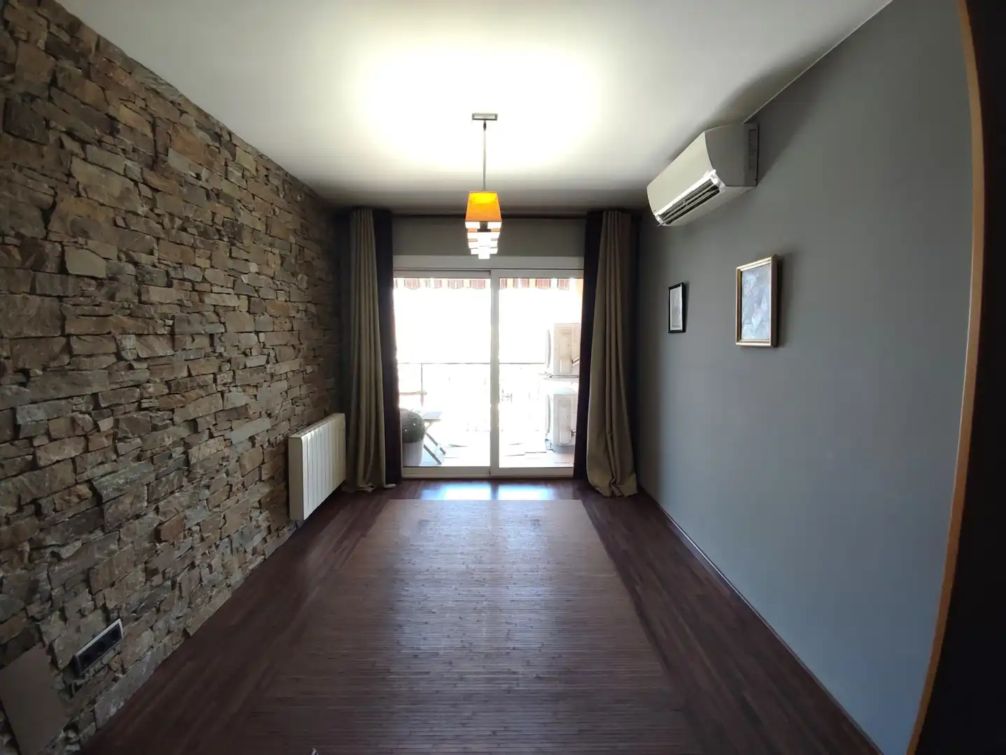 Sala d'estar de Pis de lloguer en Girona amb Aire condicionat, Calefacció i Balcó