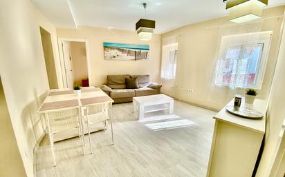 Living room of Flat for sale in  Sevilla Capital  with Air Conditioner, Heating and Furnished