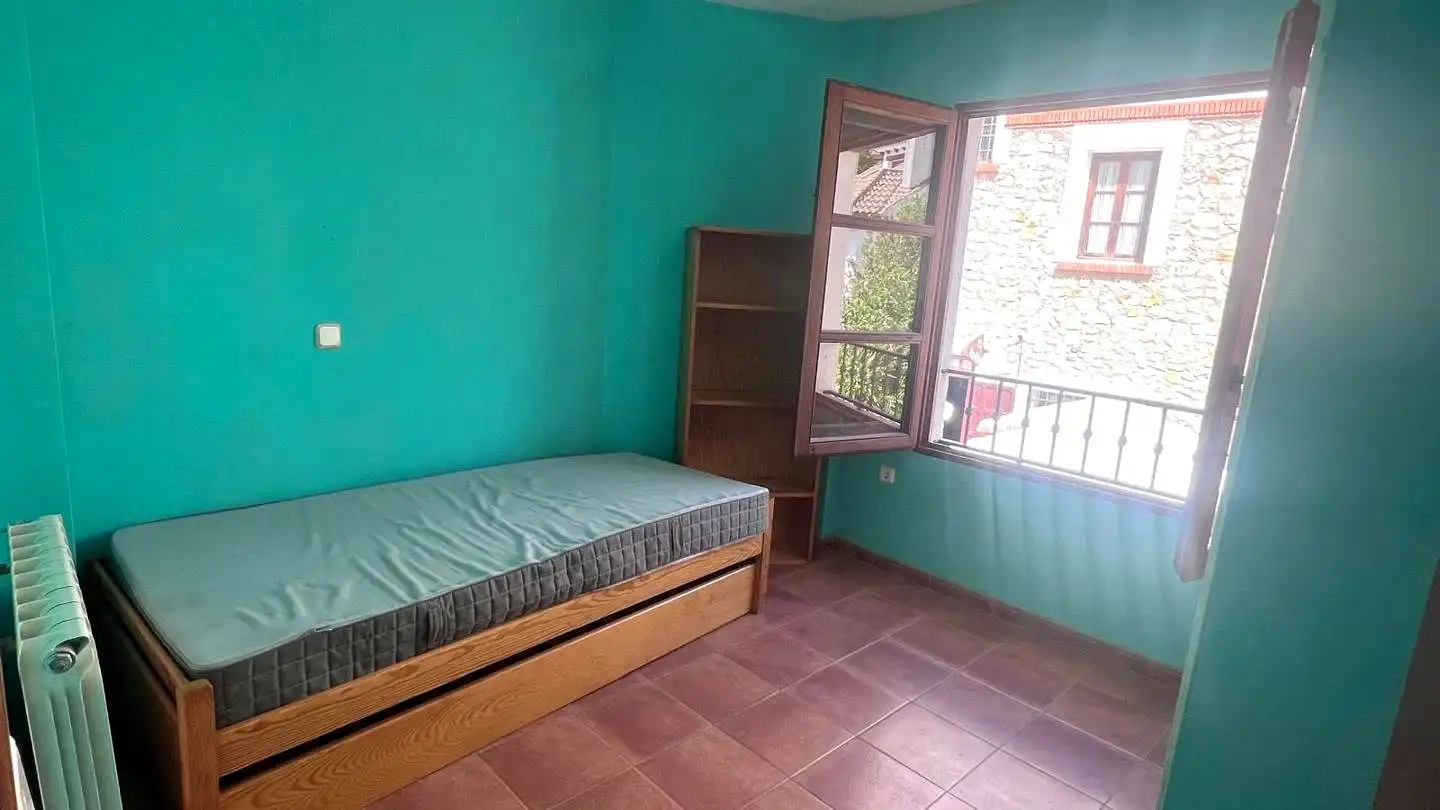 Dormitori de Casa adosada en venda en Olmeda de las Fuentes amb Calefacció i Jardí privat