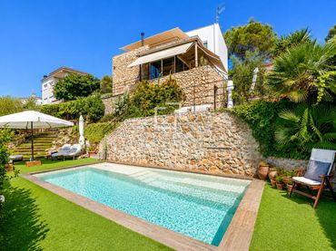 Detached house with pool for sale in Olivella