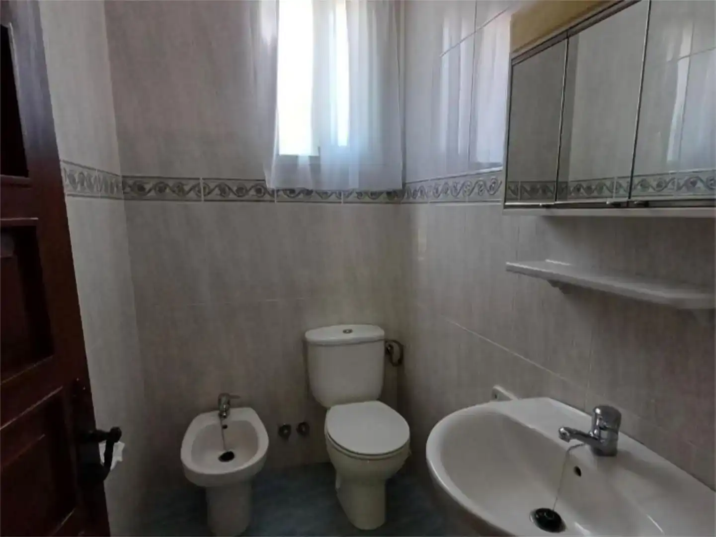 Baño de Piso en venta en El Castillo de las Guardas con Jardín privado, Trastero y Piscina