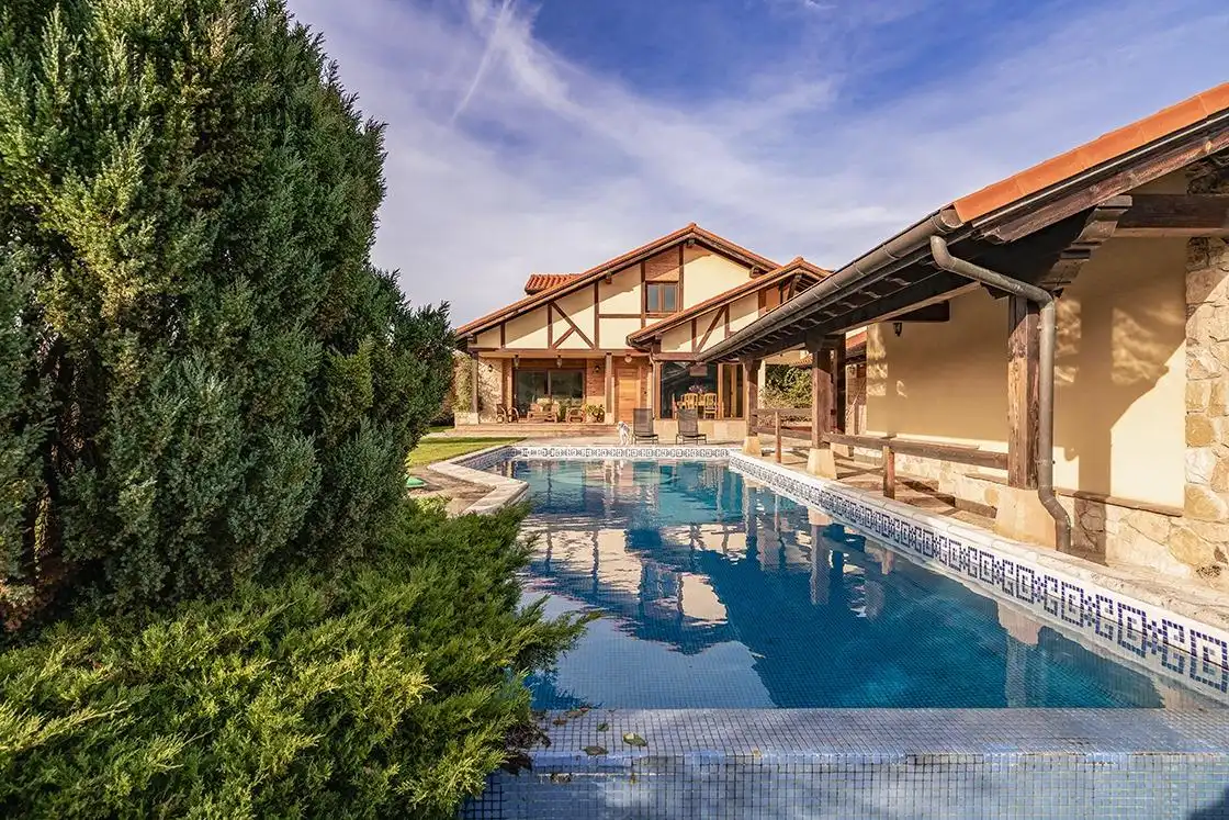 Piscina de Casa o xalet en venda en Santillana del Mar amb Calefacció, Jardí privat i Piscina