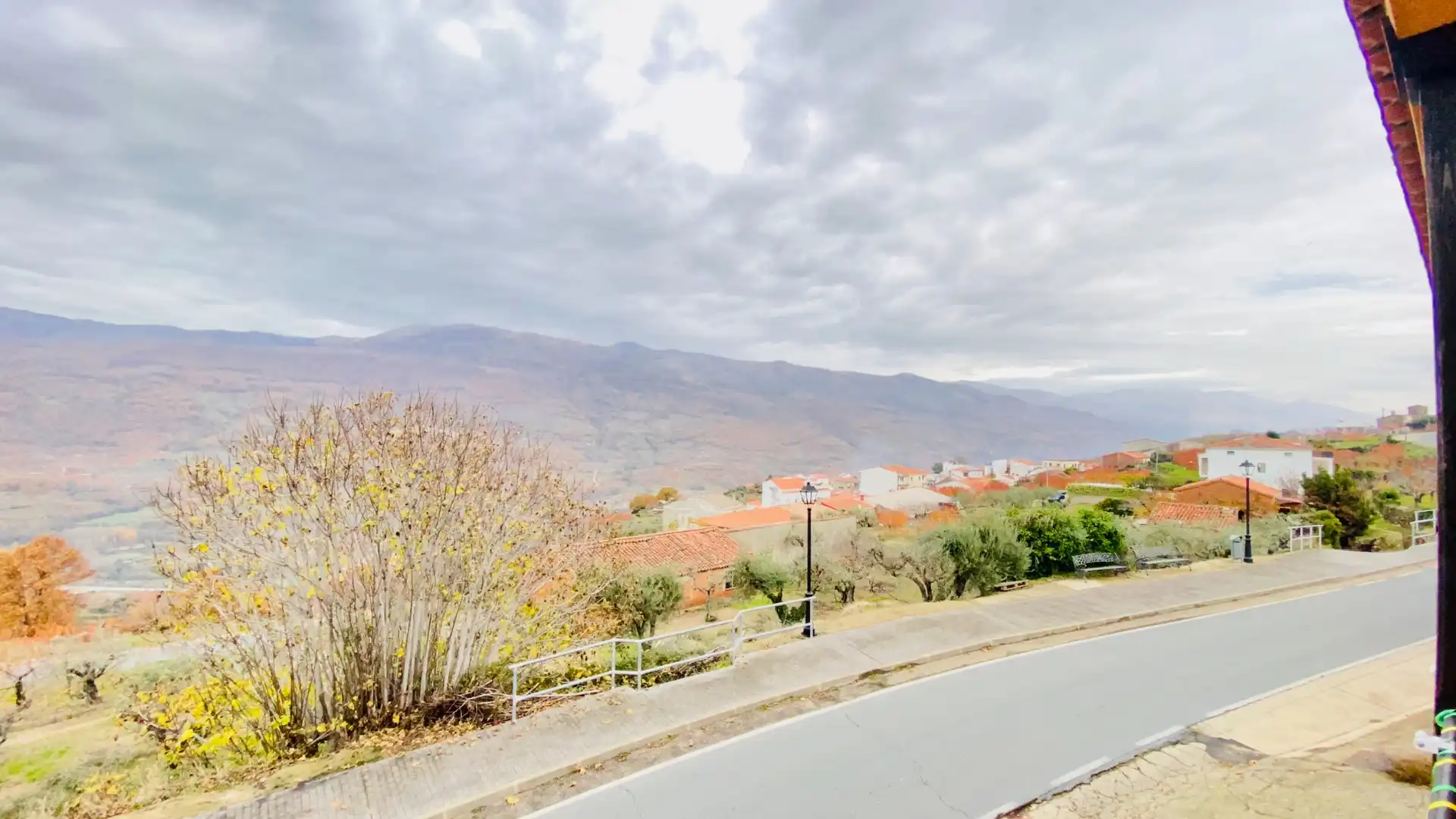 Vista exterior de Casa o xalet en venda en Valdastillas amb Aire condicionat, Jardí privat i Terrassa