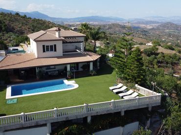 Casa rústica amb piscina en venda a Calle Luna