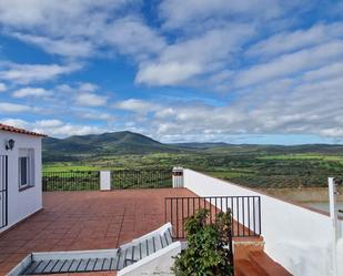 Terrassa de Casa o xalet en venda en Nogales amb Calefacció, Jardí privat i Terrassa