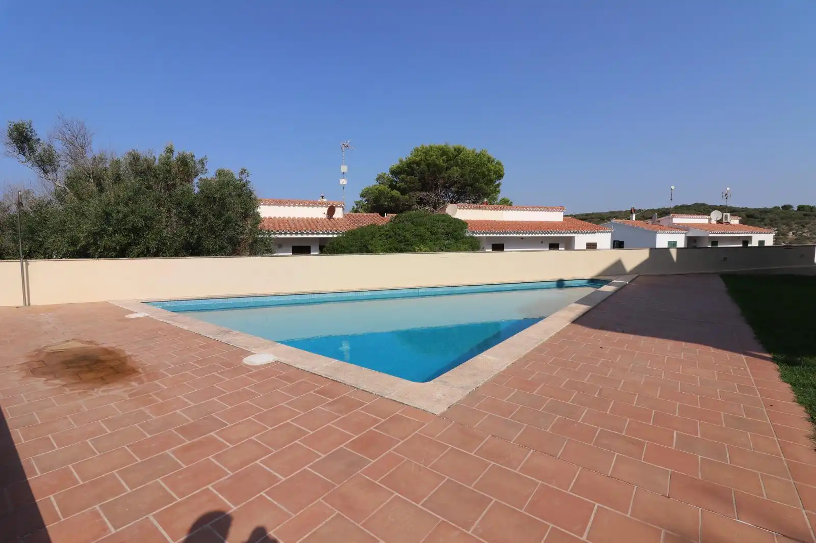 Schwimmbecken von Einfamilien-Reihenhaus zum Verkauf in Maó - Mahón mit Klimaanlage, Privatgarten und Terrasse