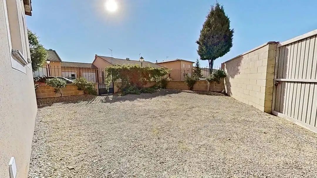 Casa adosada en venda en Santiuste de San Juan Bautista amb Calefacció, Jardí privat i Moblat