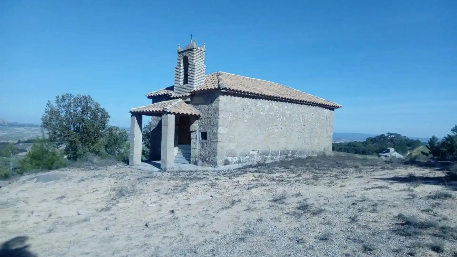 Vista exterior de Casa adosada en venda en La Peraleja   amb Traster i Balcó