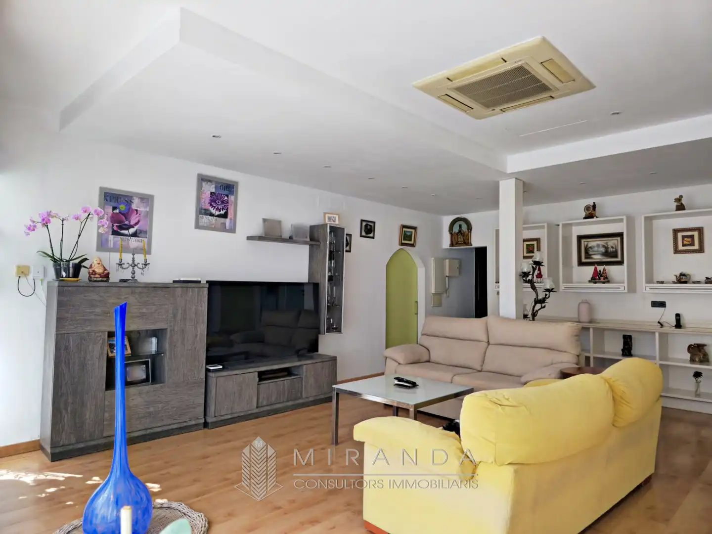 Sala de estar de Casa adosada de alquiler con opción a compra en Breda con Aire acondicionado, Calefacción y Parquet