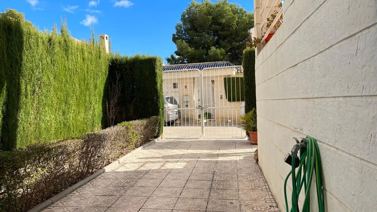 Vista exterior de Casa o chalet en venta en La Nucia con Aire acondicionado, Jardín privado y Terraza