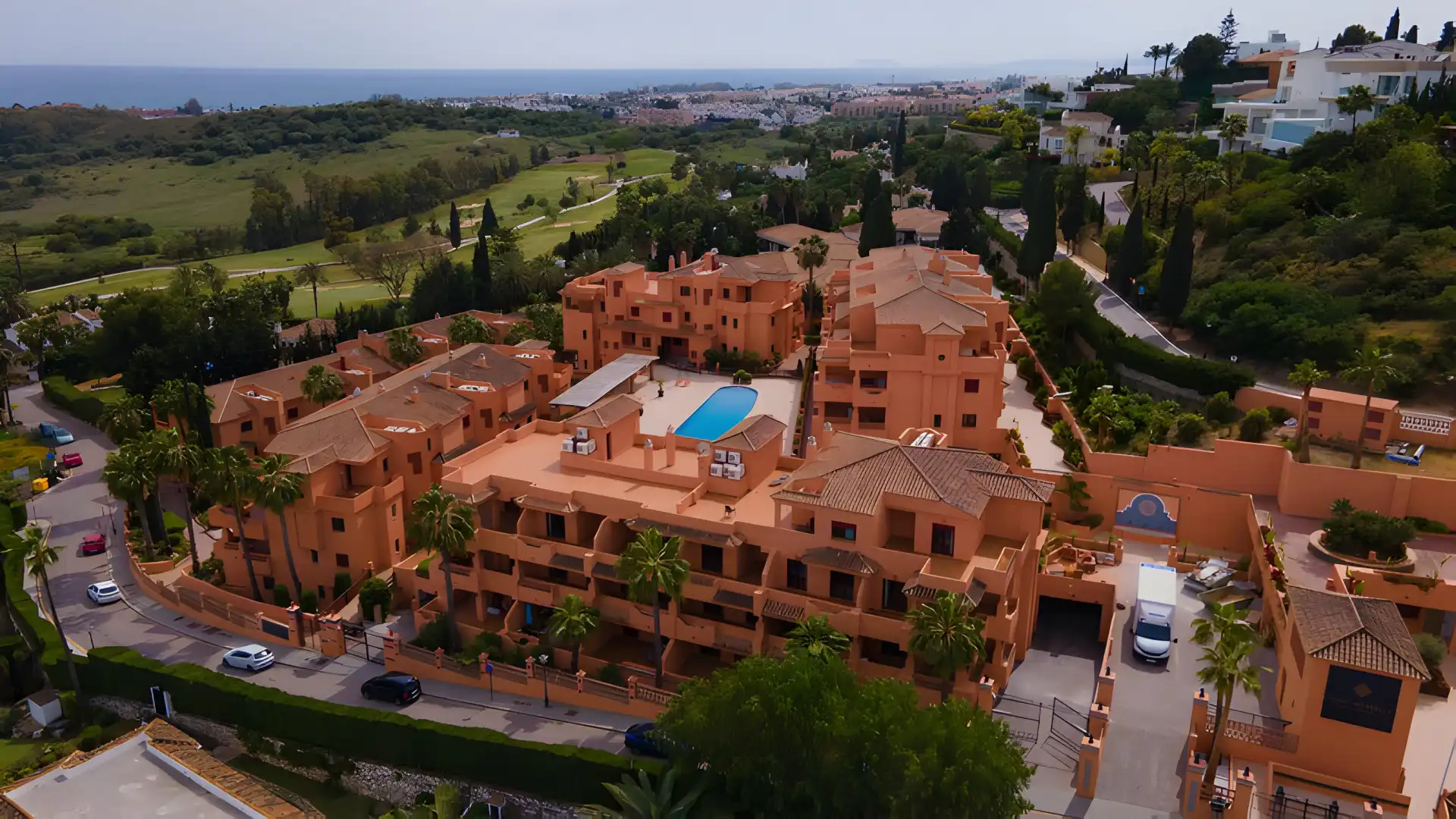 Vista exterior de Àtic en venda en Estepona amb Aire condicionat, Terrassa i Traster