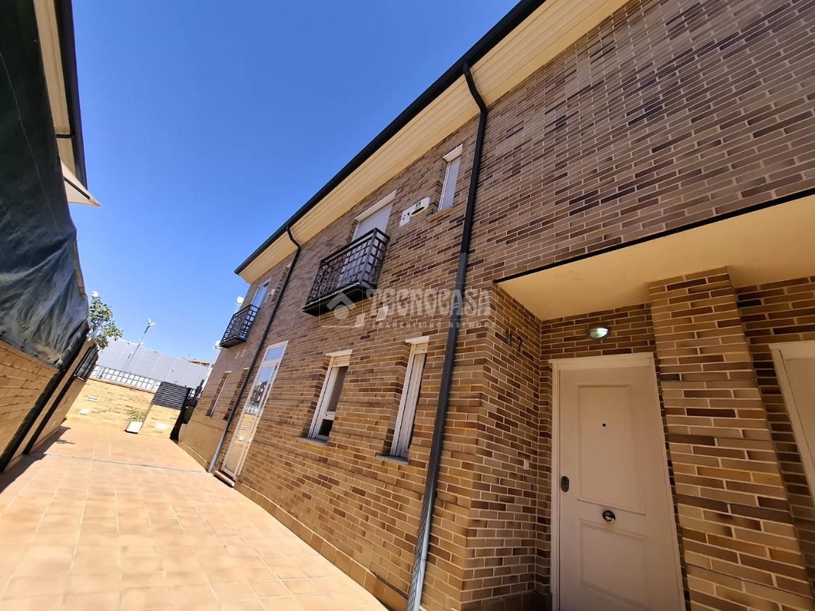Exterior view of Single-family semi-detached for sale in Ávila Capital