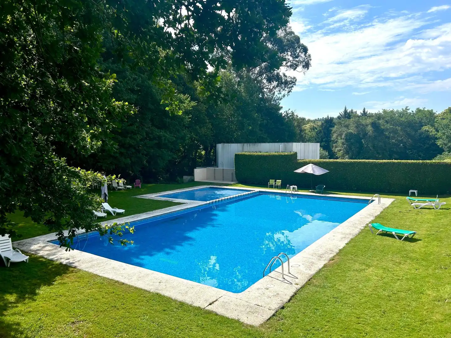 Piscina de Casa adosada en venta en Santiago de Compostela  con Calefacción, Terraza y Piscina comunitaria