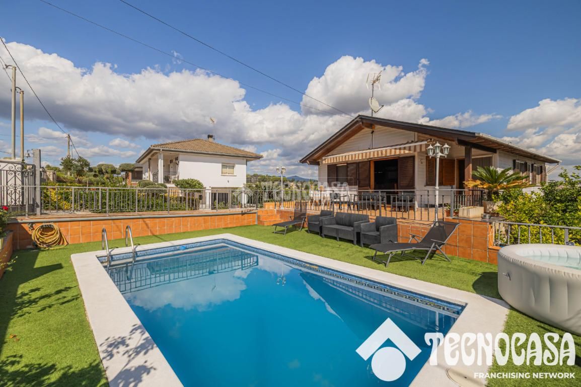 Vista exterior de Casa o xalet en venda en Lliçà d'Amunt amb Jardí privat i Terrassa
