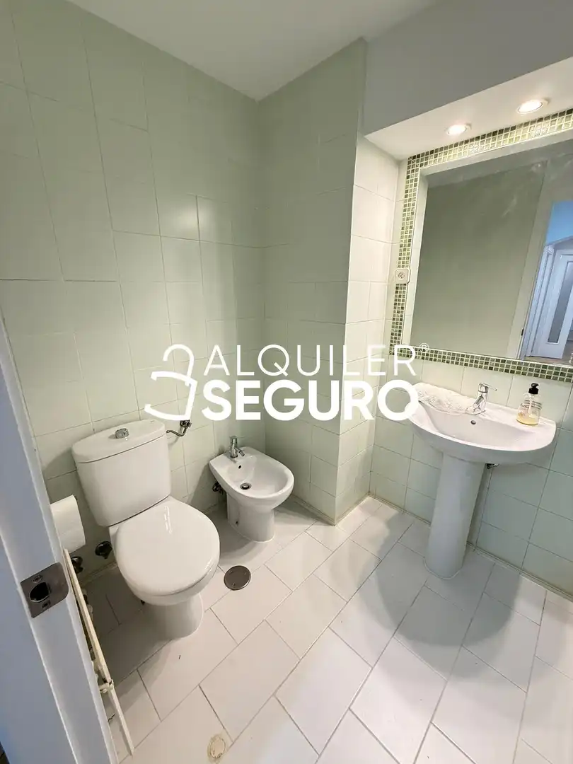 Bany de Pis de lloguer en Madrid amb Aire condicionat, Calefacció i Terrassa