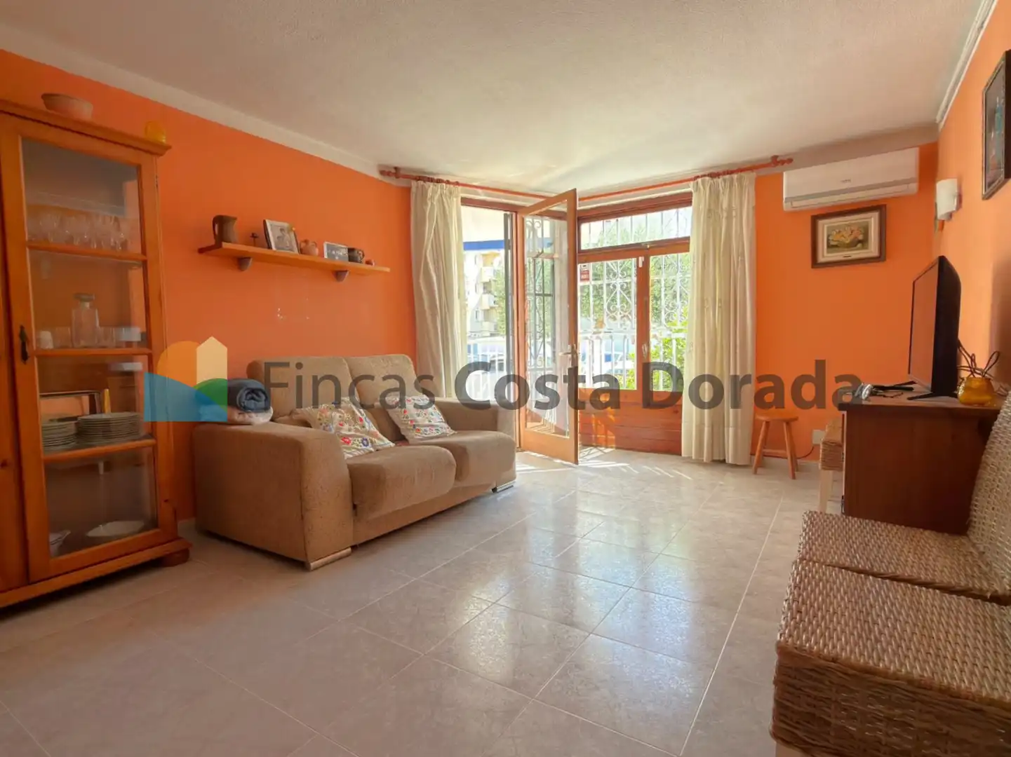Sala de estar de Planta baja en venta en Vilanova i la Geltrú con Aire acondicionado, Jardín privado y Terraza