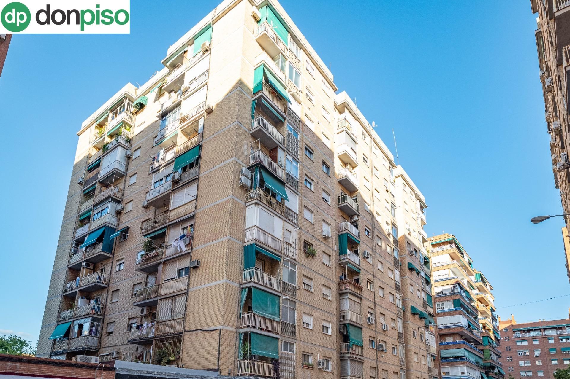 Vista exterior de Piso en venta en  Granada Capital con Balcón