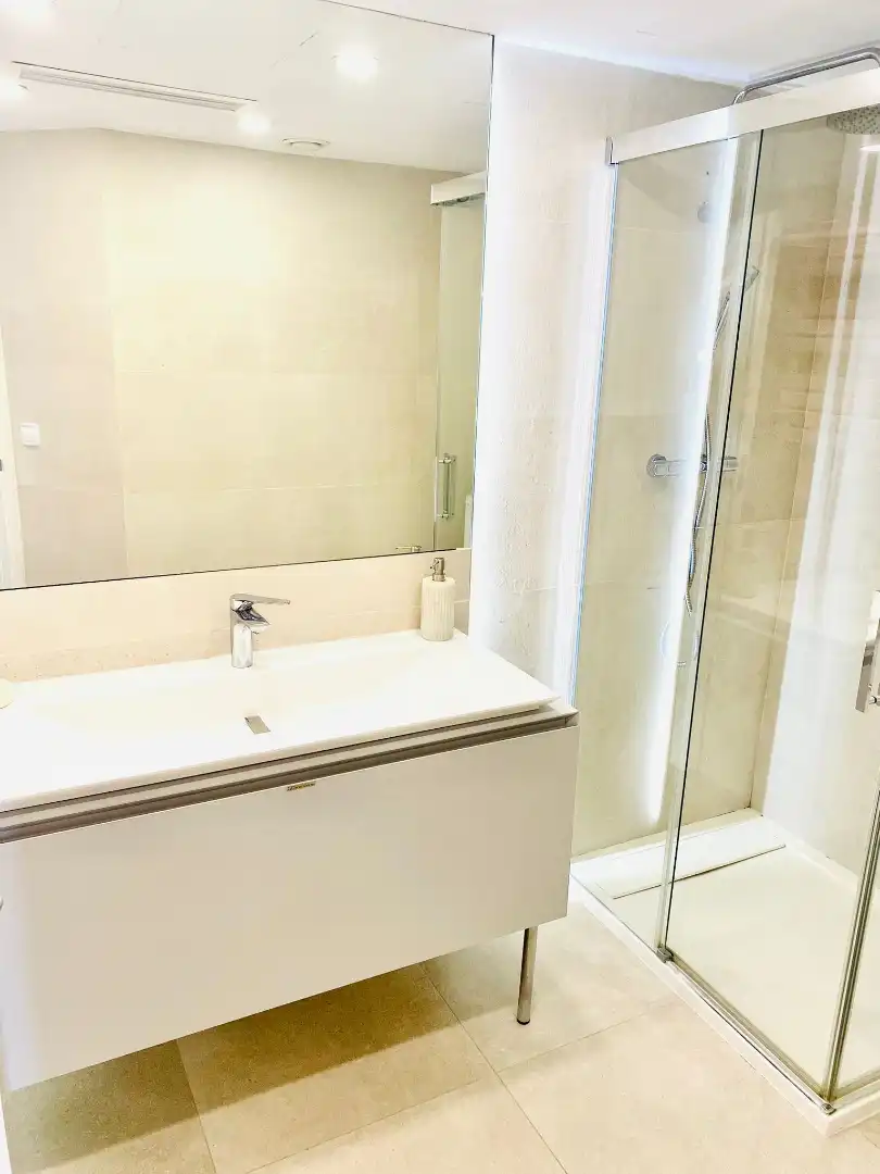 Badezimmer von Wohnung zur Miete in Benalmádena mit Klimaanlage, Terrasse und Möbliert