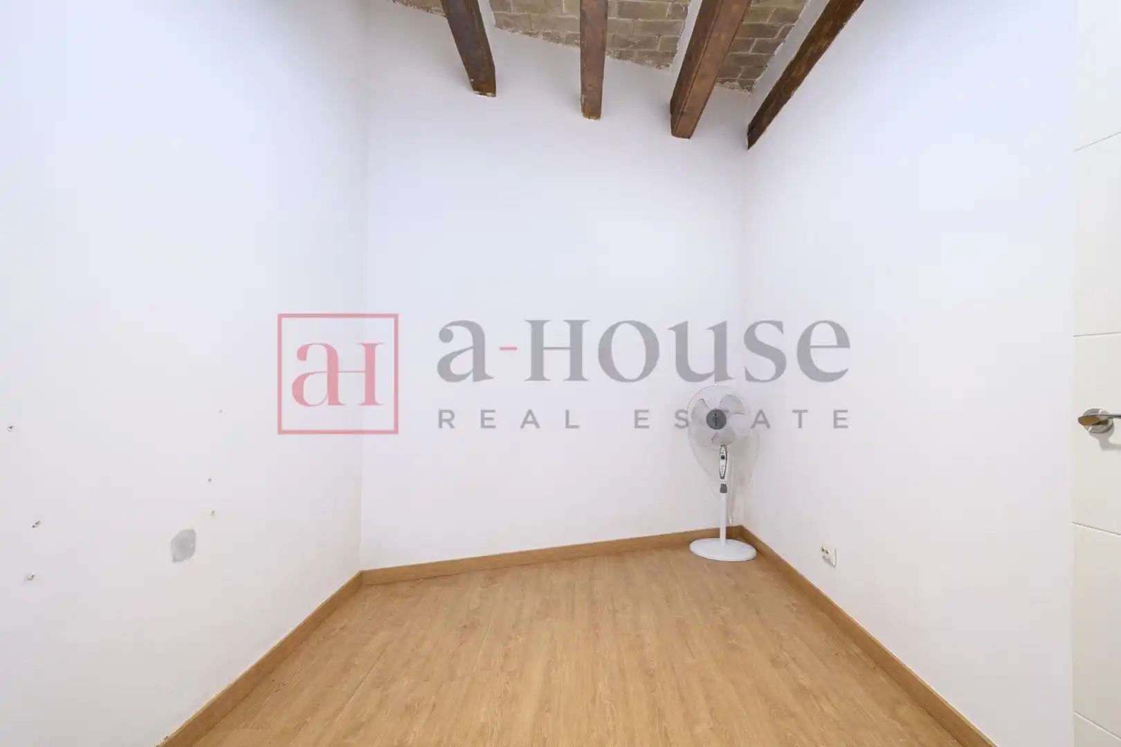 Planta baja en venta en Barcelona con Parquet y Alarma