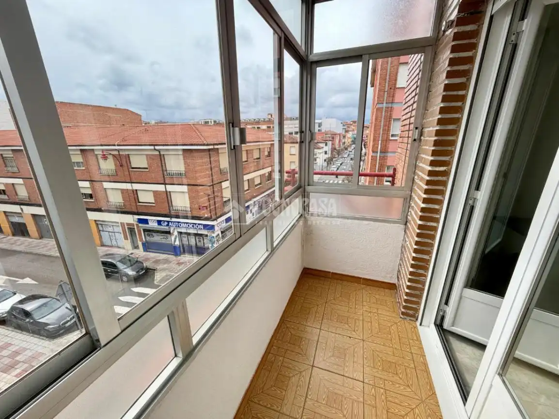Vista exterior de Piso en venta en León Capital  con Calefacción, Terraza y Trastero