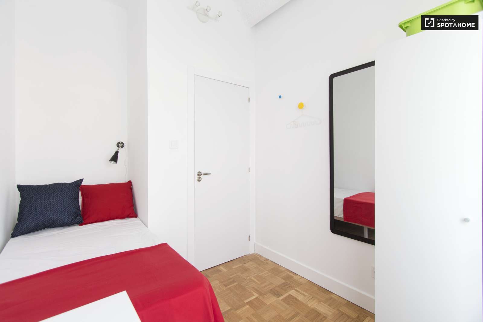 Bedroom of Flat to share in  Madrid Capital  with Air Conditioner and Terrace
