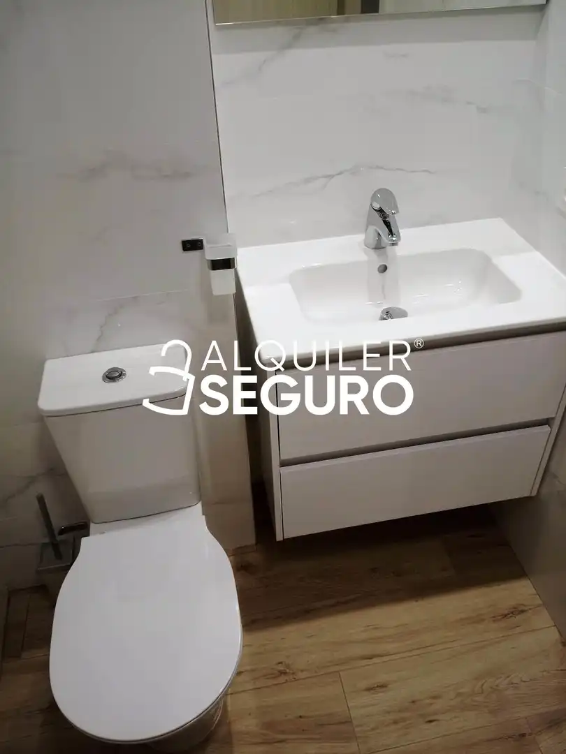 Badezimmer von Wohnung zur Miete in Fuensaldaña mit Heizung und Möbliert