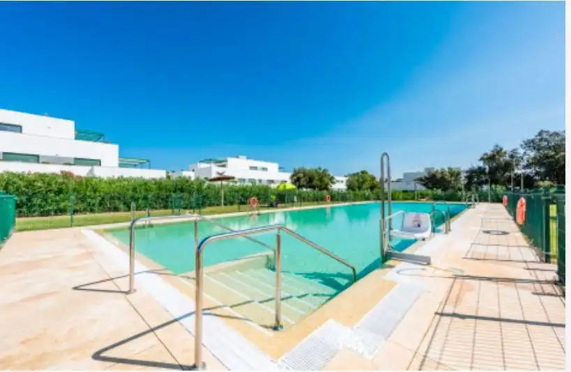 Schwimmbecken von Wohnungen zur Miete in Sotogrande mit Klimaanlage, Heizung und Terrasse