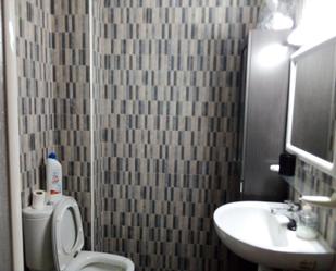Bany de Apartament de lloguer en  Granada Capital amb Moblat, Rentadora i Microones