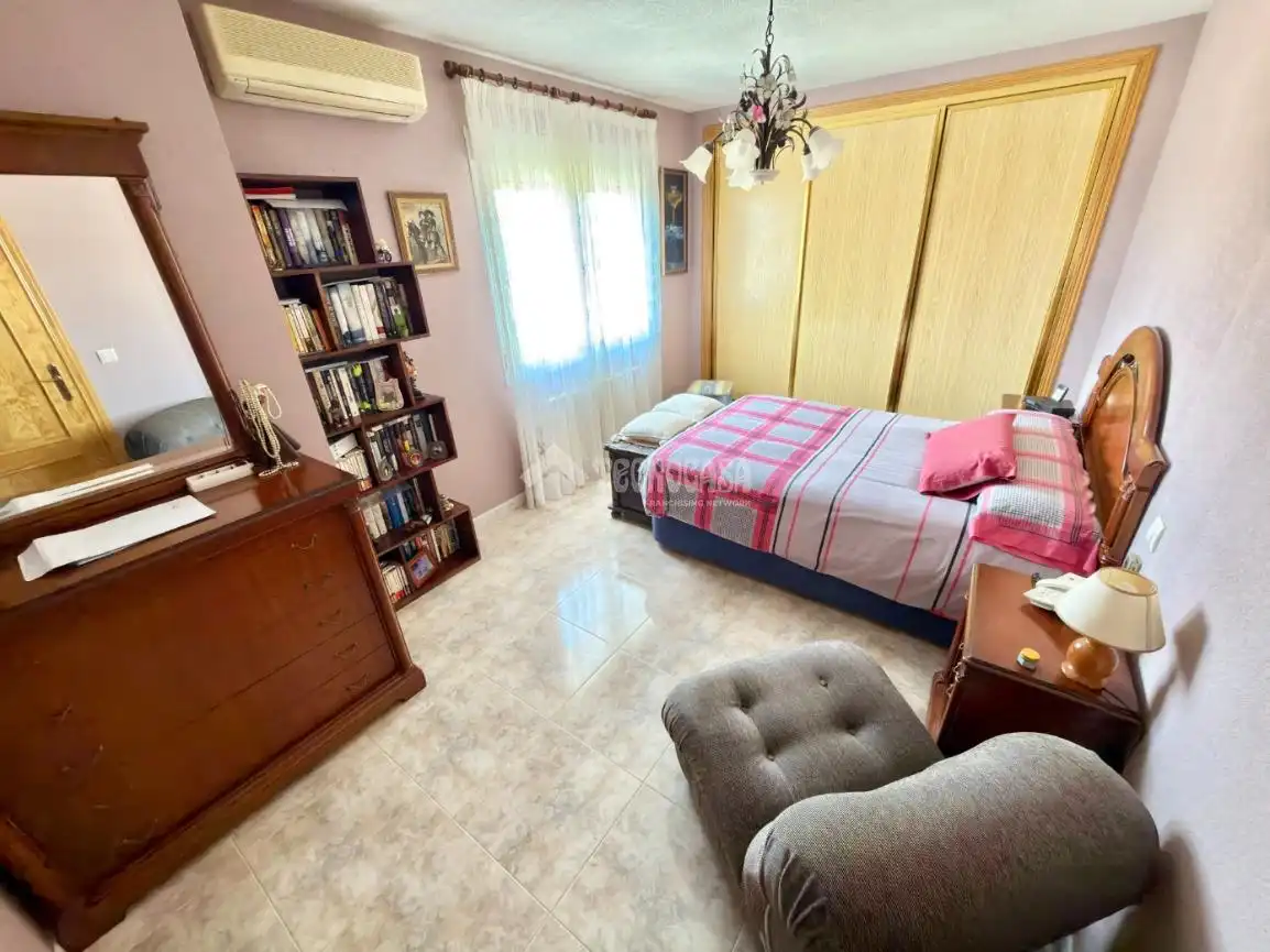 Dormitori de Casa adosada en venda en Cabanillas del Campo amb Aire condicionat, Calefacció i Jardí privat