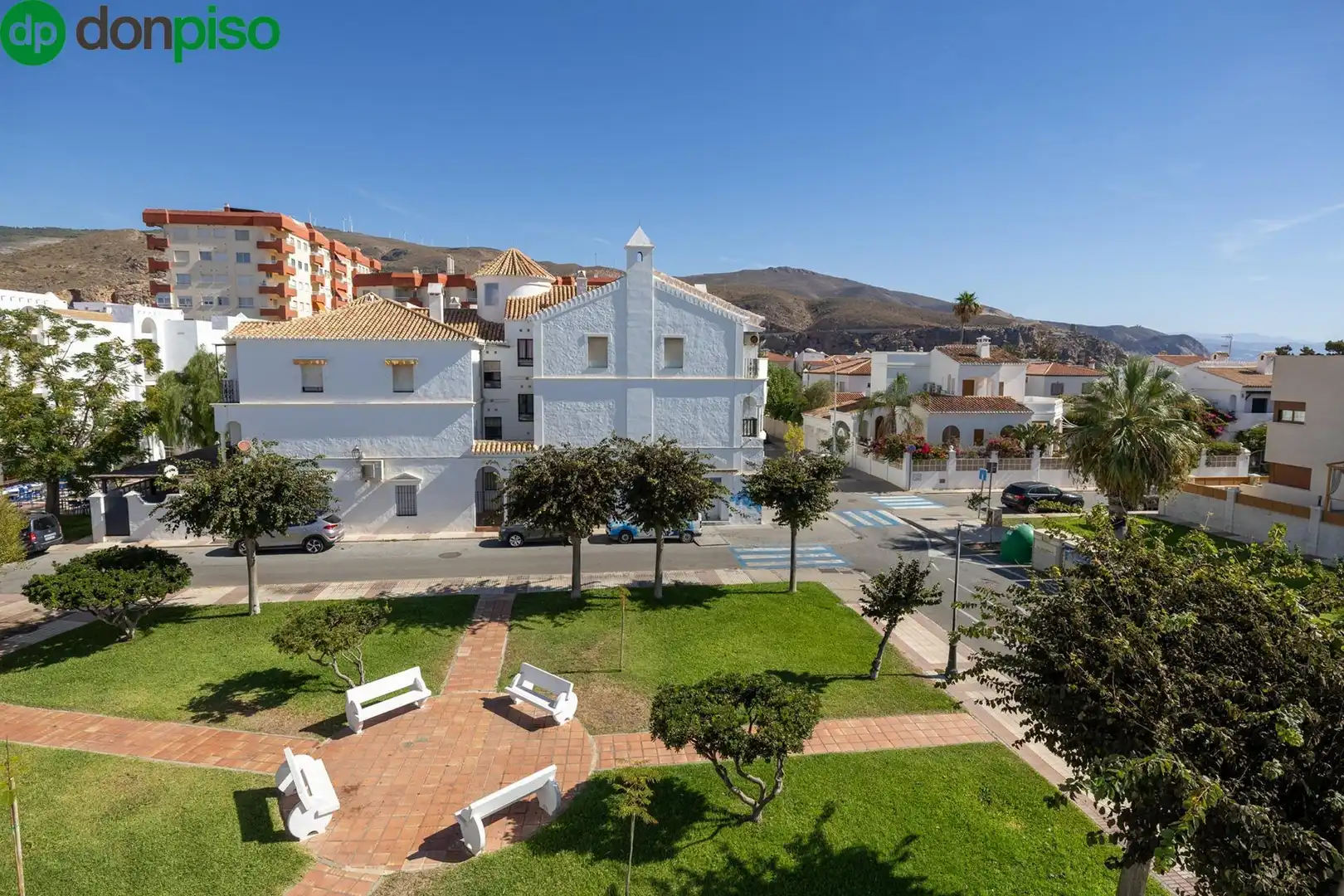 Vista exterior de Casa adosada en venda en Motril amb Aire condicionat, Moblat i Balcó