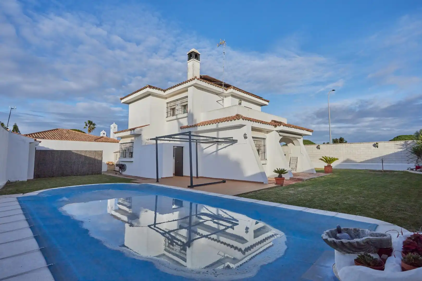 Vista exterior de Casa o xalet en venda en El Puerto de Santa María amb Jardí privat i Piscina comunitària