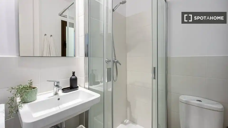 Baño de Piso de alquiler en Barcelona con Aire acondicionado, Calefacción y Amueblado