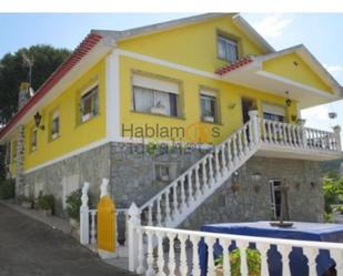 Vista exterior de Casa o xalet en venda en Redondela amb Calefacció, Jardí privat i Terrassa