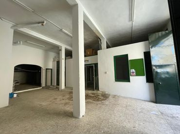 Local comercial en venta en Calle Argüelles 4
