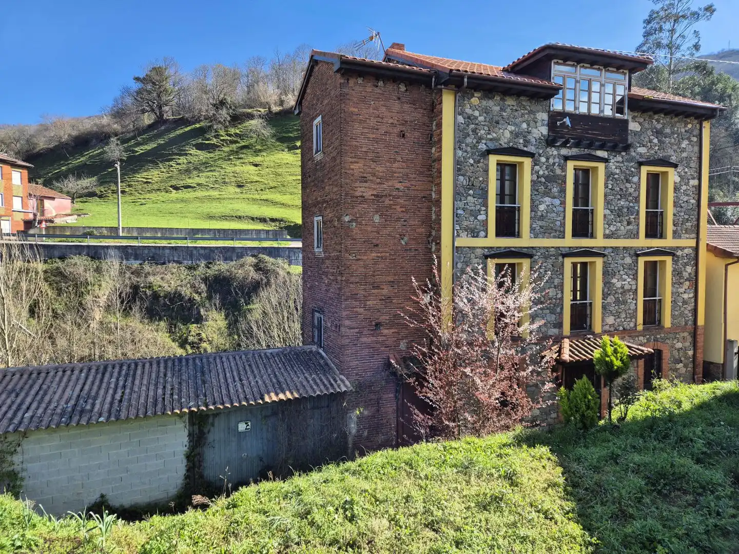 Vista exterior de Casa o chalet en venta en Lena