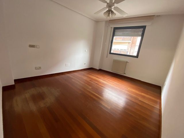 Bedroom of Flat for sale in Torrelavega 