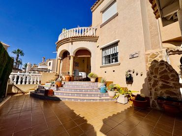 Casa pareada con balcón en venta en Orihuela Costa