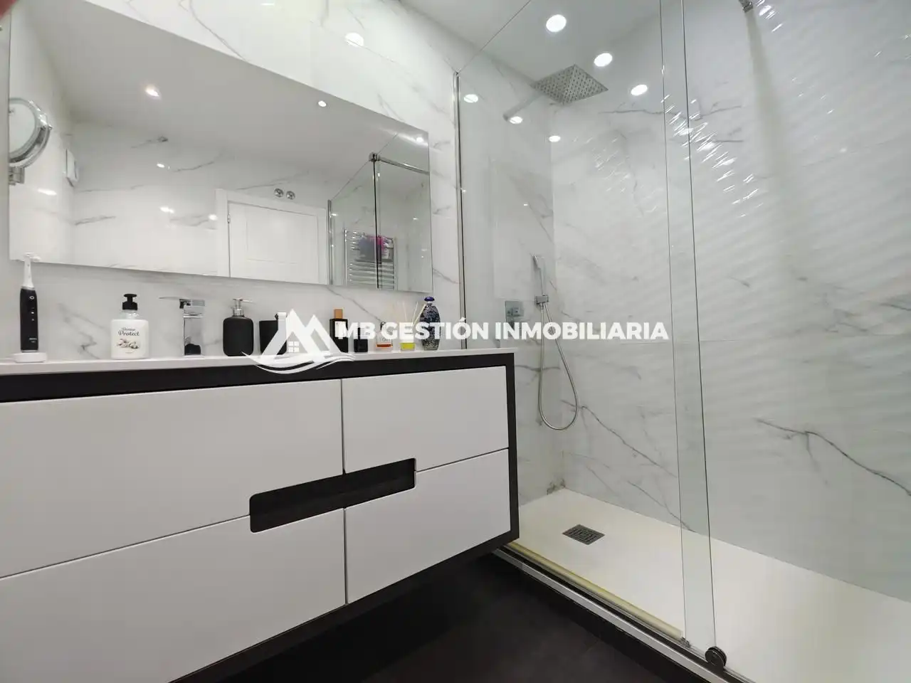 Baño de Piso en venta en Fuenlabrada con Aire acondicionado, Calefacción y Jardín privado