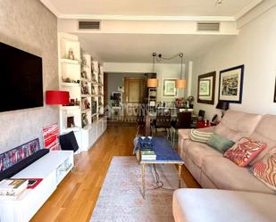Sala d'estar de Pis en venda en  Madrid Capital amb Terrassa, Traster i Alarma