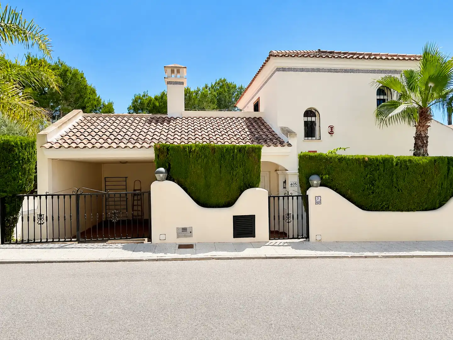 Vista exterior de Casa o xalet en venda en Orihuela amb Aire condicionat, Calefacció i Jardí privat