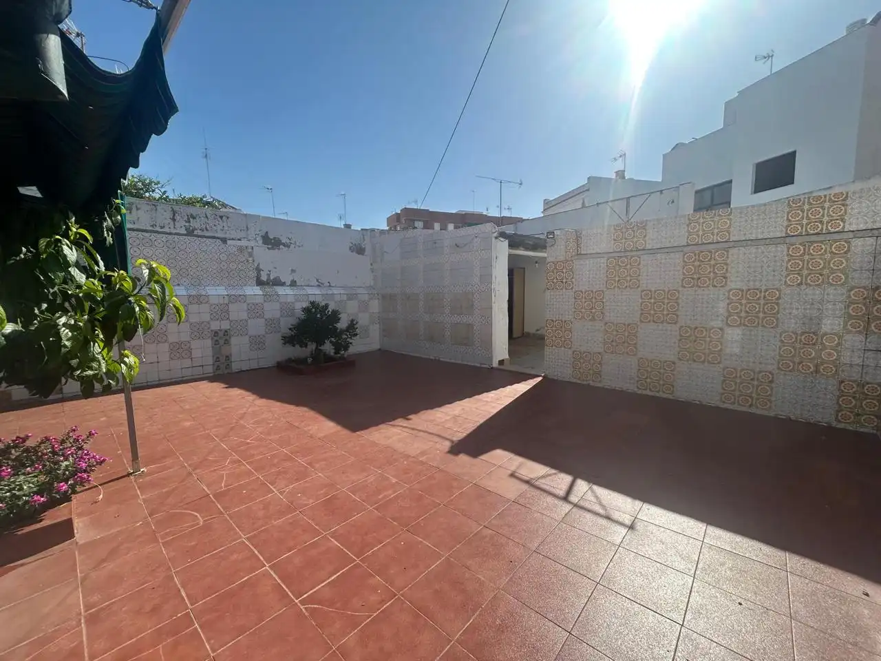 Vista exterior de Casa o xalet en venda en Dos Hermanas